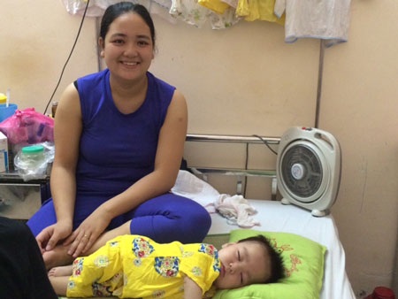 Và say ngủ sau khi tu được hơn 100ml sữa.