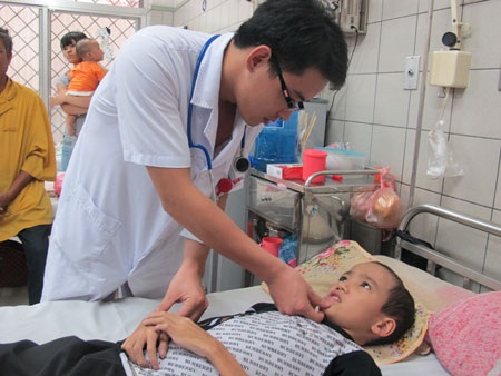 Lần đầu tiên cứu sống bé trai bị khối áp xe não to 6cm không cần phẫu thuật