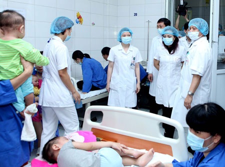 Bộ trưởng thăm Bệnh nhi mắc sởi tại BV Bệnh Nhiệt đới Trung ương (Ảnh: Ngọc Thắng)