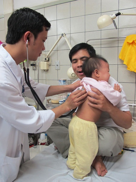 Một trẻ suy hô hấp nặng vì vi rút sởi “tấn công” thẳng vào phổi - 1 Bệnh nhi 10 tháng tuổi đã bình phục sau biến chứng viêm phổi do sởi. Ảnh: H.Hải