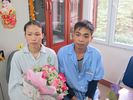 Rơi nước mắt dự đám cưới trong bệnh viện của cô dâu trước ngày mổ - 1 Cô dâu, chú rể rưng rưng xúc động không kìm được những giọt nước mắt hạnh phúc.