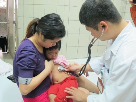 Mùa “đỉnh điểm” các bệnh hô hấp, trẻ nhập viện tăng vọt - 2 Phần lớn bệnh nhi mắc bệnh hô hấp, viêm phổi phải nhập viện là trẻ nhỏ dưới 2 tuổi. Ảnh: H.Hải