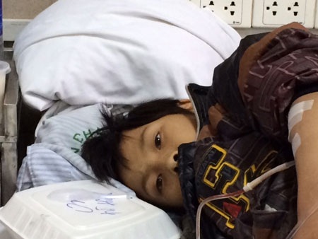 Hai chị em họ Lý Minh Khôi, Lý Thị Thùy đang rất nguy kịch vì ngộ độc nấm. Ảnh: H.Hải