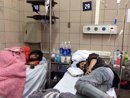 Hai chị em họ Lý Minh Khôi, Lý Thị Thùy đang rất nguy kịch vì ngộ độc nấm. Ảnh: H.Hải