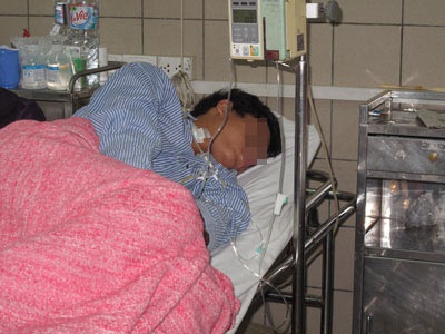 Giận chồng, mẹ ép con 11 tháng uống thuốc diệt cỏ tự tử - 1 Một bệnh nhân ngộ độc paraquat điều trị tại Trung tâm chống độc (BV Bạch Mai)