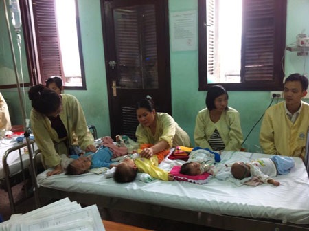 Chưa bao giờ sởi gây biến chứng viêm phổi nhiều, nặng nề như năm nay! - 1 4 bệnh nhi biến chứng viêm phổi nằm điều trị trên một giường bệnh. Ảnh: H.Hải