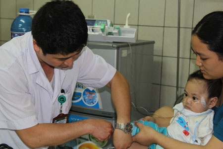 Chị cố hít hà hơi da thịt của con, lo sợ, con sẽ không qua khỏi...