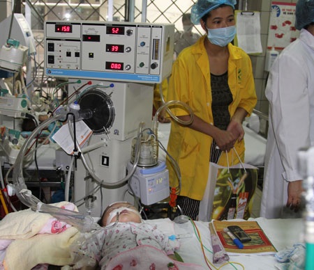 Một thiên thần nhỏ bé đang chống chọi với bệnh tật, xung quanh em, máy móc, dây rợ chằng chịt...