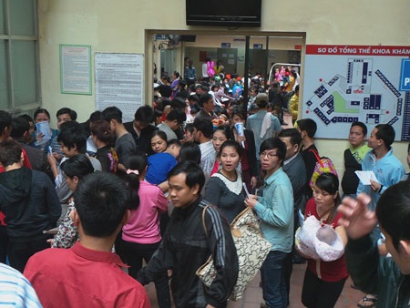 Chưa bao giờ sởi gây biến chứng viêm phổi nhiều, nặng nề như năm nay! - 2 4 bệnh nhi biến chứng viêm phổi nằm điều trị trên một giường bệnh. Ảnh: H.Hải