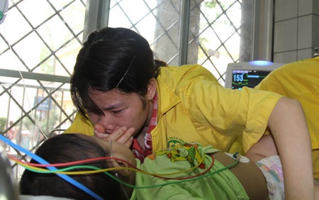 Chị cố hít hà hơi da thịt của con, lo sợ, con sẽ không qua khỏi...