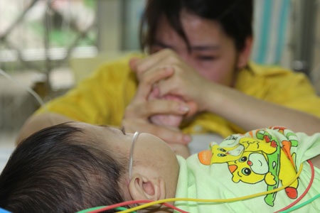 Chị cố hít hà hơi da thịt của con, lo sợ, con sẽ không qua khỏi...