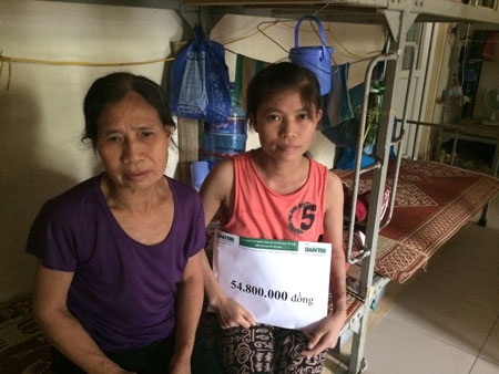 Bé sinh non từ mẹ suy thận đã hoàn toàn khỏe mạnh - 1 Quỹ Nhân ái trao số tiền 54.800.000 đồng từ bạn đọc ủng hộ đến chị Vân