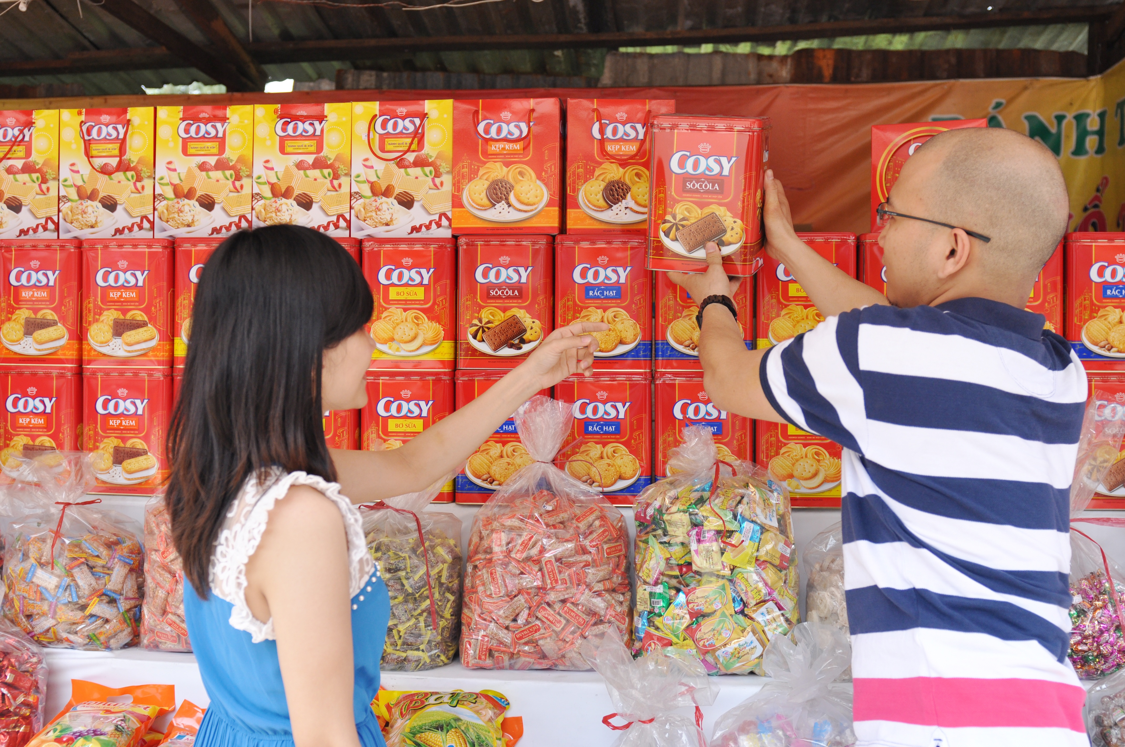 Nhiều cửa hàng bánh kẹo bắt đầu tấp nập người mua sắm.