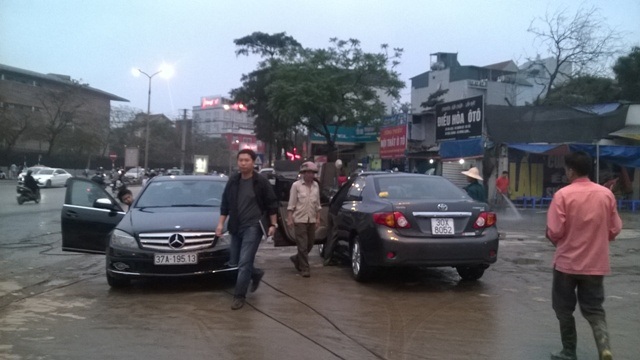 Ngày nắng, cửa hàng rửa xe thu bạc triệu