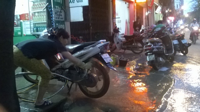 Với chiếc Merceder này, chủ xe cho biết
mức giá rửa xe phải trả là 150.000 đồng.