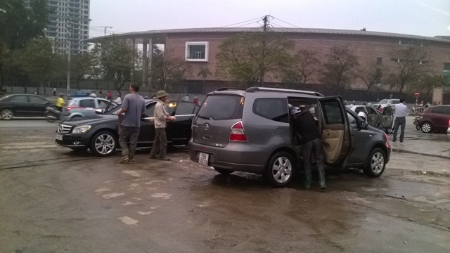 Ngày nắng, cửa hàng rửa xe thu bạc triệu