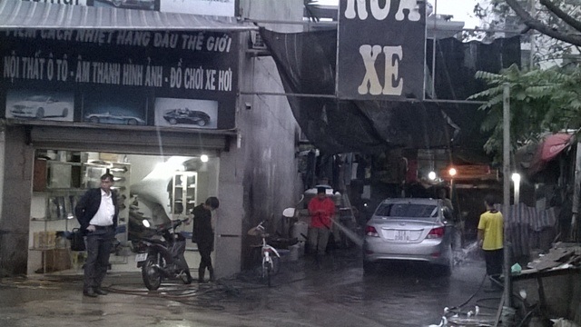 Với chiếc Merceder này, chủ xe cho biết
mức giá rửa xe phải trả là 150.000 đồng.