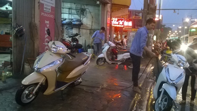 Ngày nắng, cửa hàng rửa xe thu bạc triệu - 7 <span style=font-size:12.0pt;
font-family:"Times New Roman","serif">Nguy