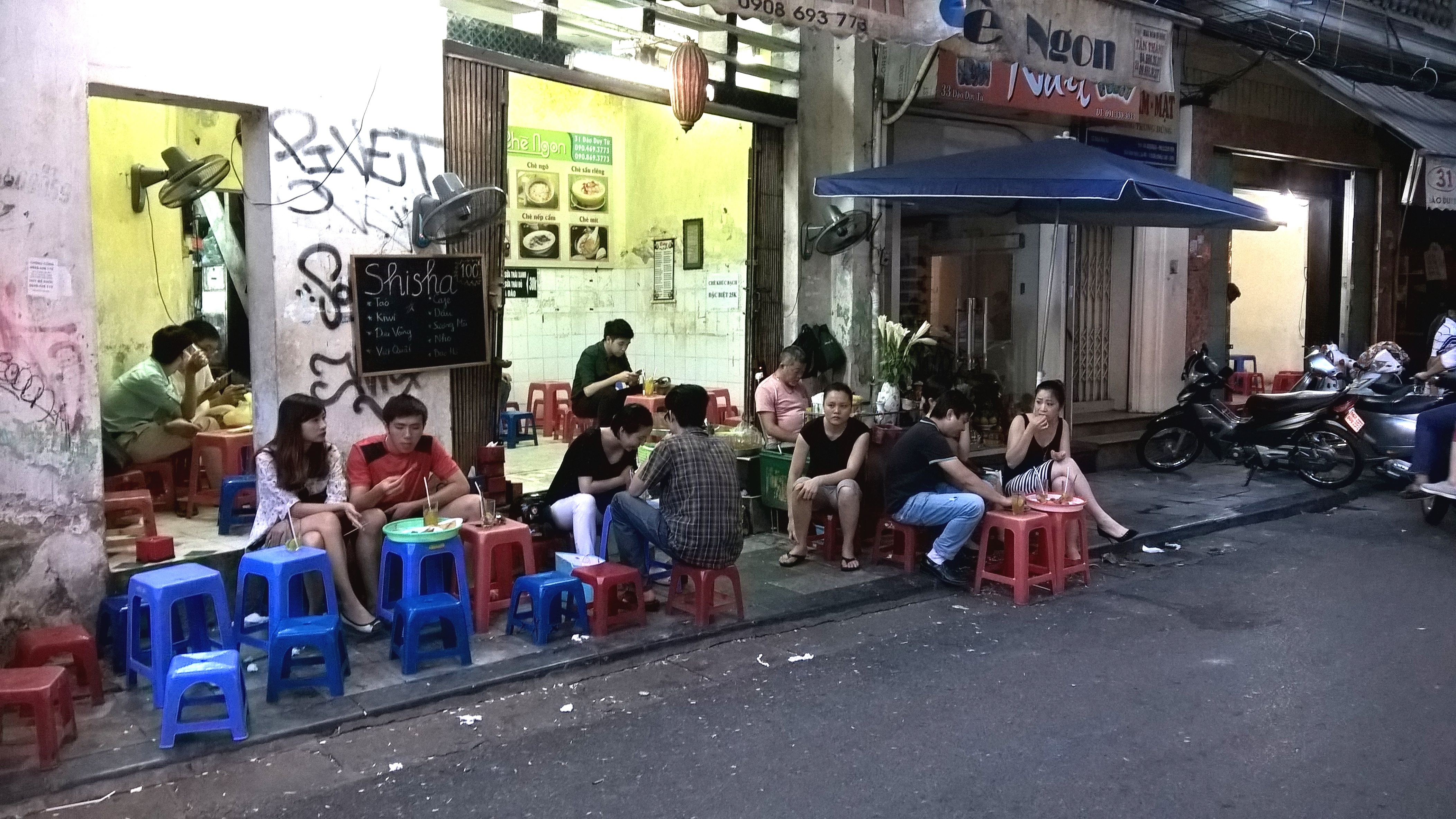 Diện tích nhỏ những những quán trà chanh luôn đông khách