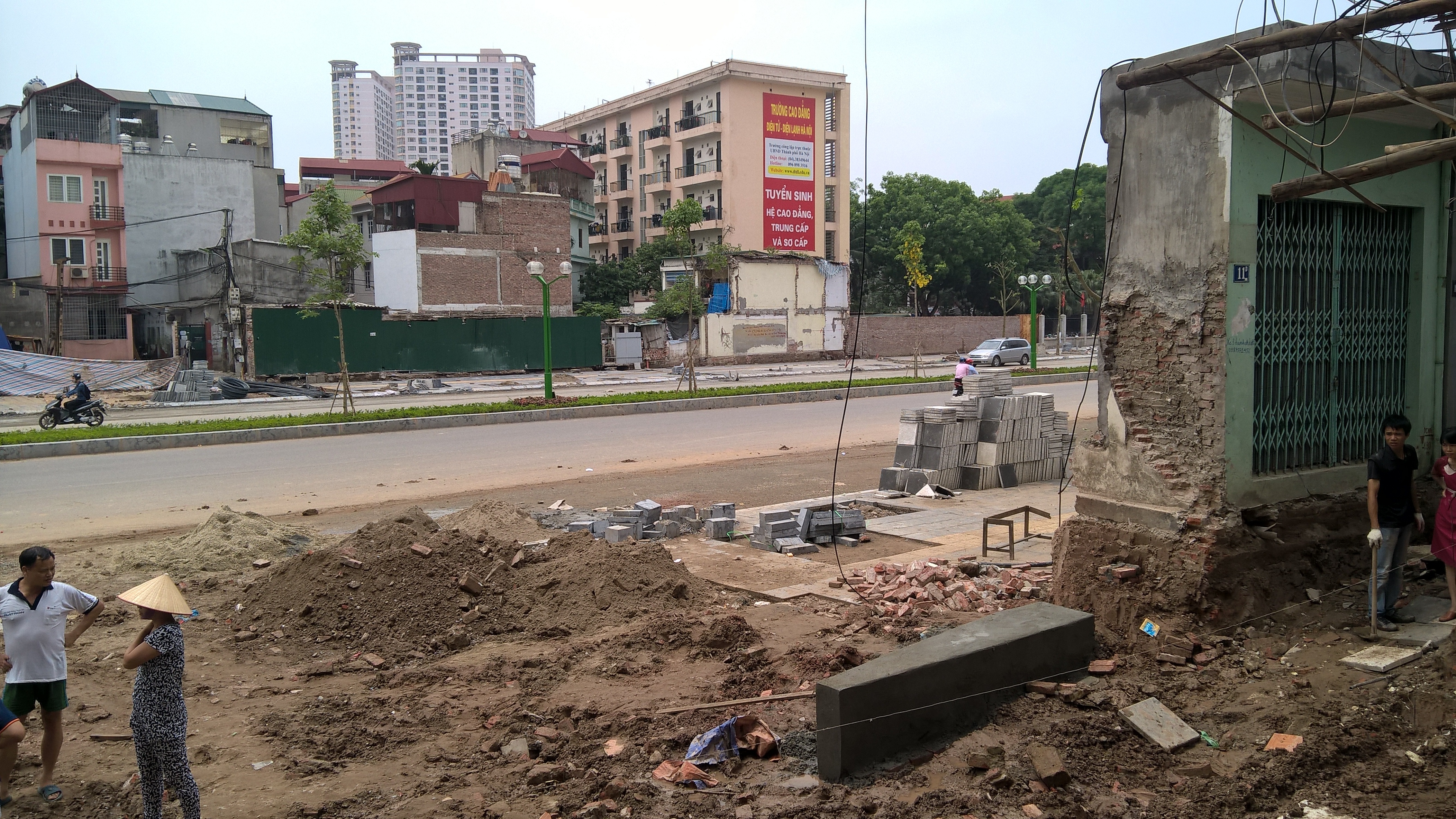 Con đê nằm chình ình giữa lối đi ngay trên con đường nghìn tỷ mới của Hà Nội.