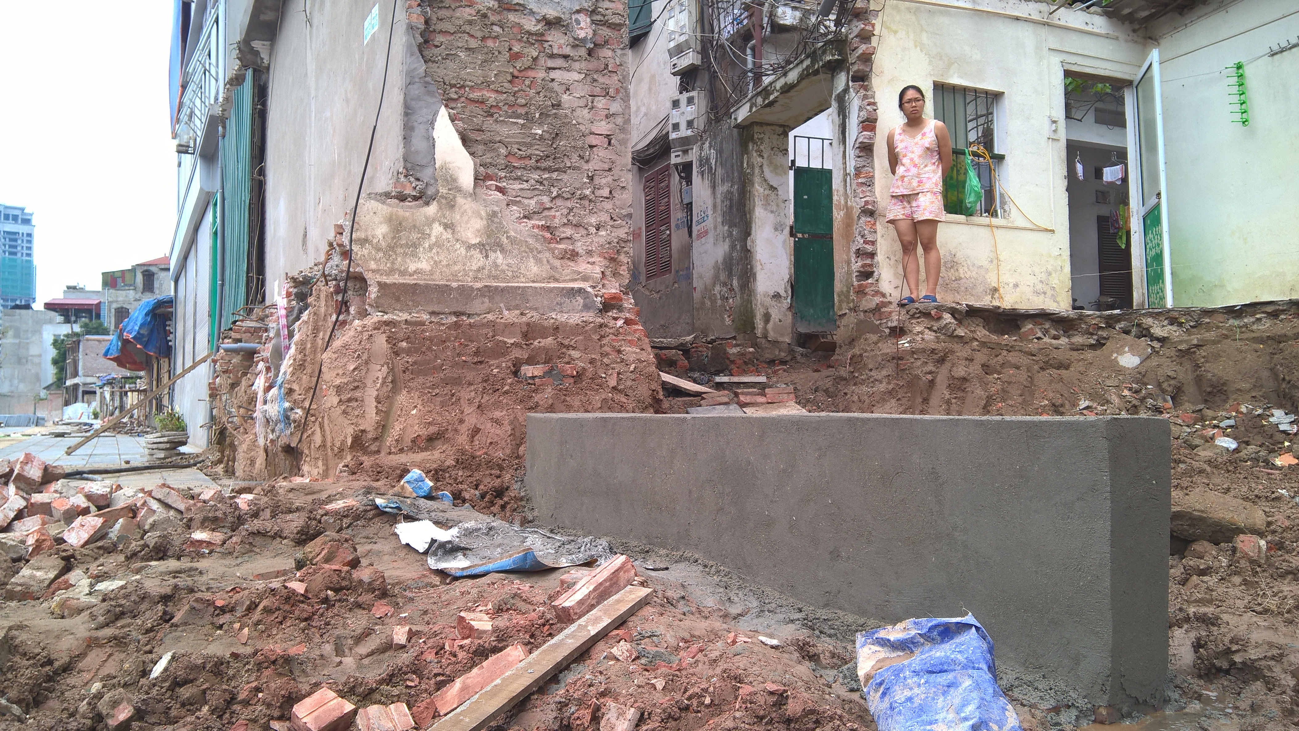 Con đê nằm chình ình giữa lối đi ngay trên con đường nghìn tỷ mới của Hà Nội.