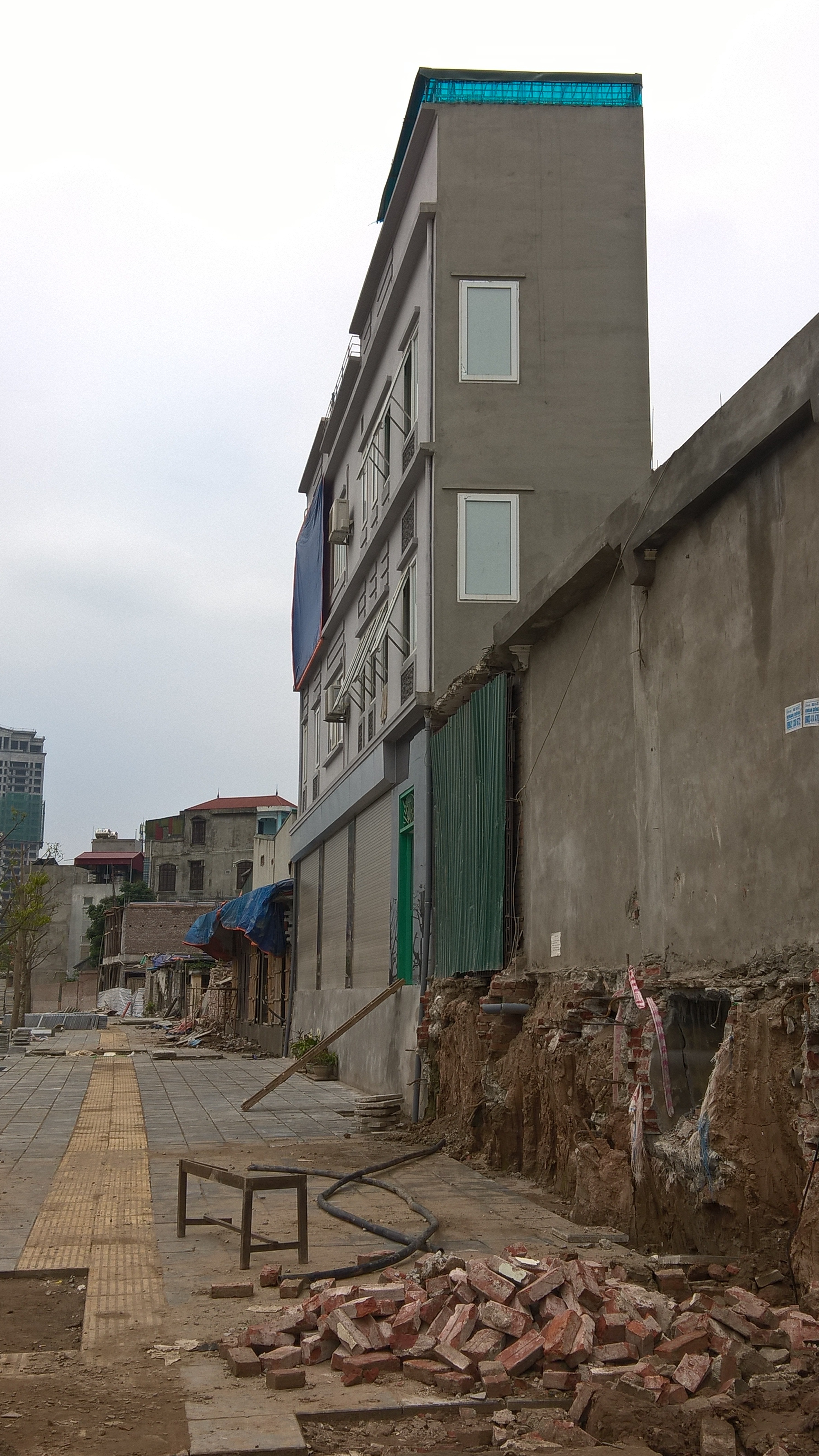 Ngoài con đê kỳ dị, đường Nguyễn Văn Huyên kéo dài cũng có một vài tòa nhà siêu mỏng