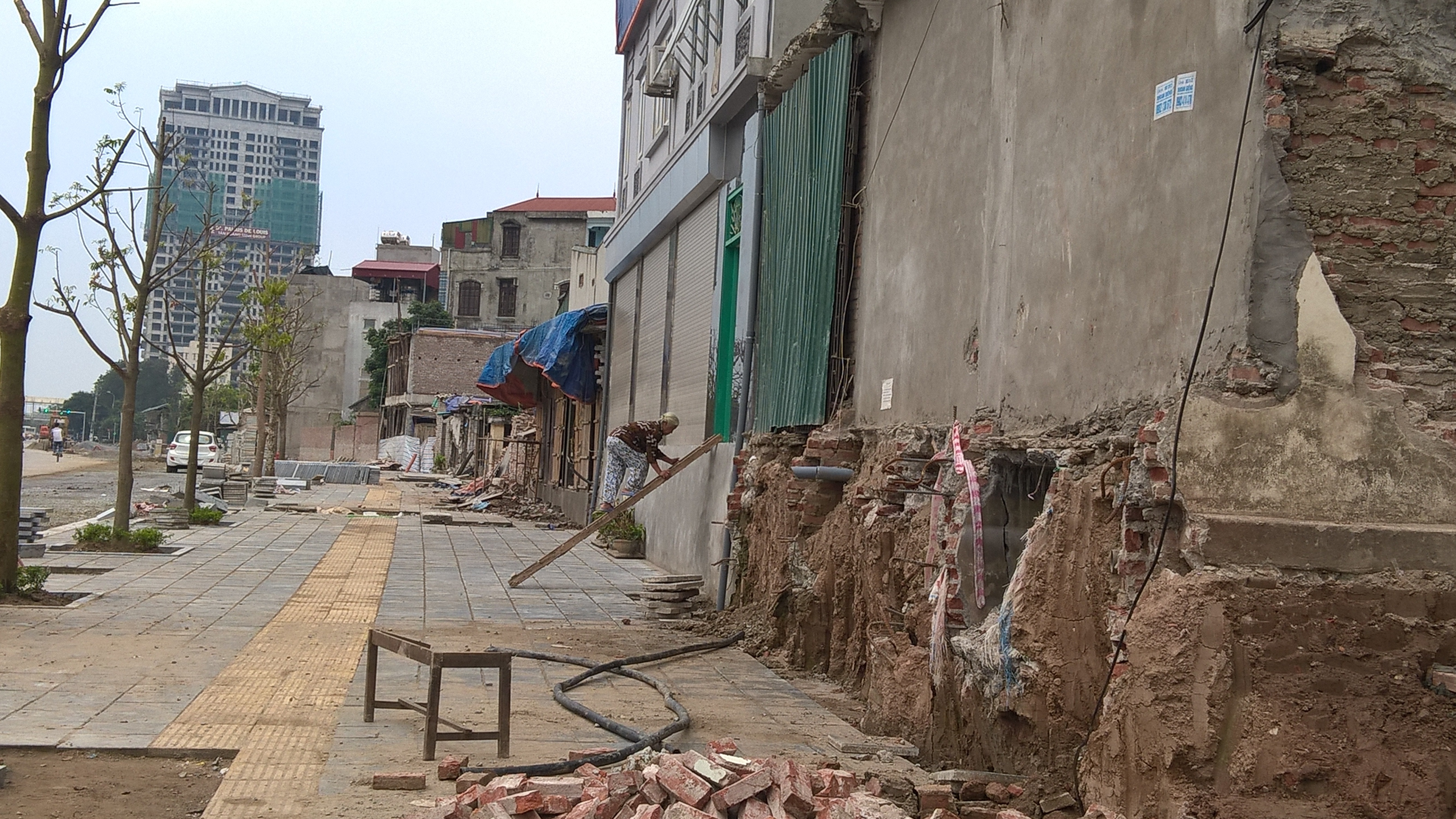 Người dân phải bắc thang lên nhà giữa thủ đô