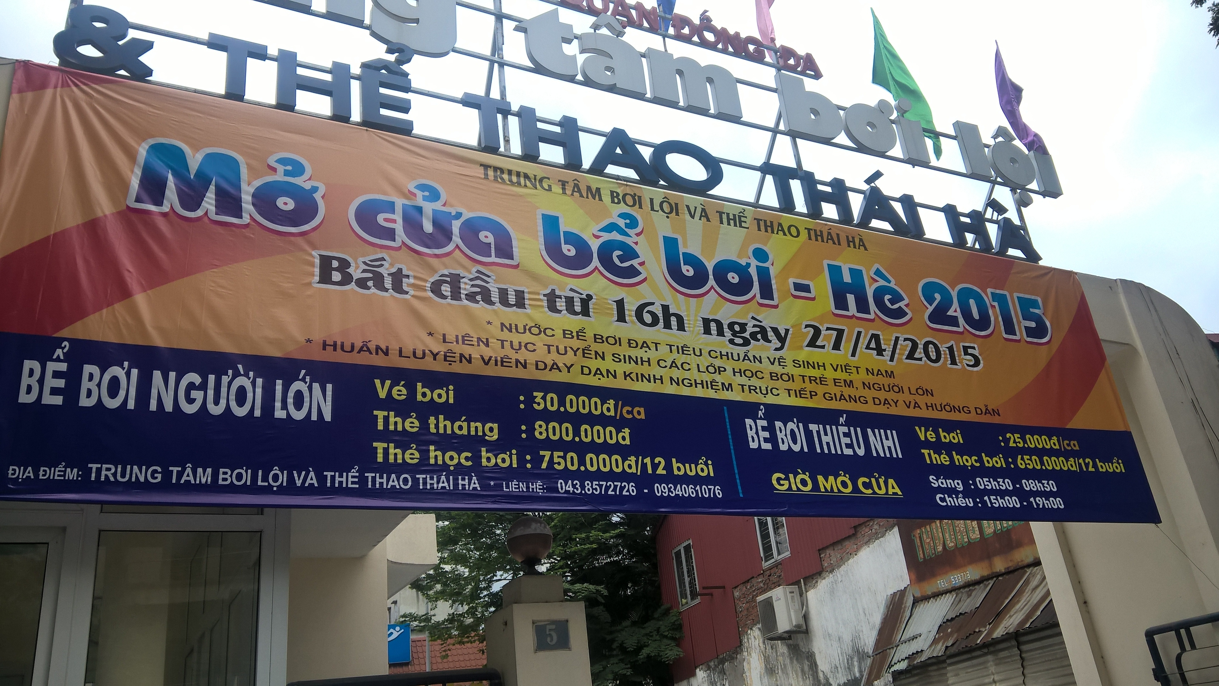 Bể bơi Hà Nội: Giá vé có đi đôi với chất lượng? - 2 B
