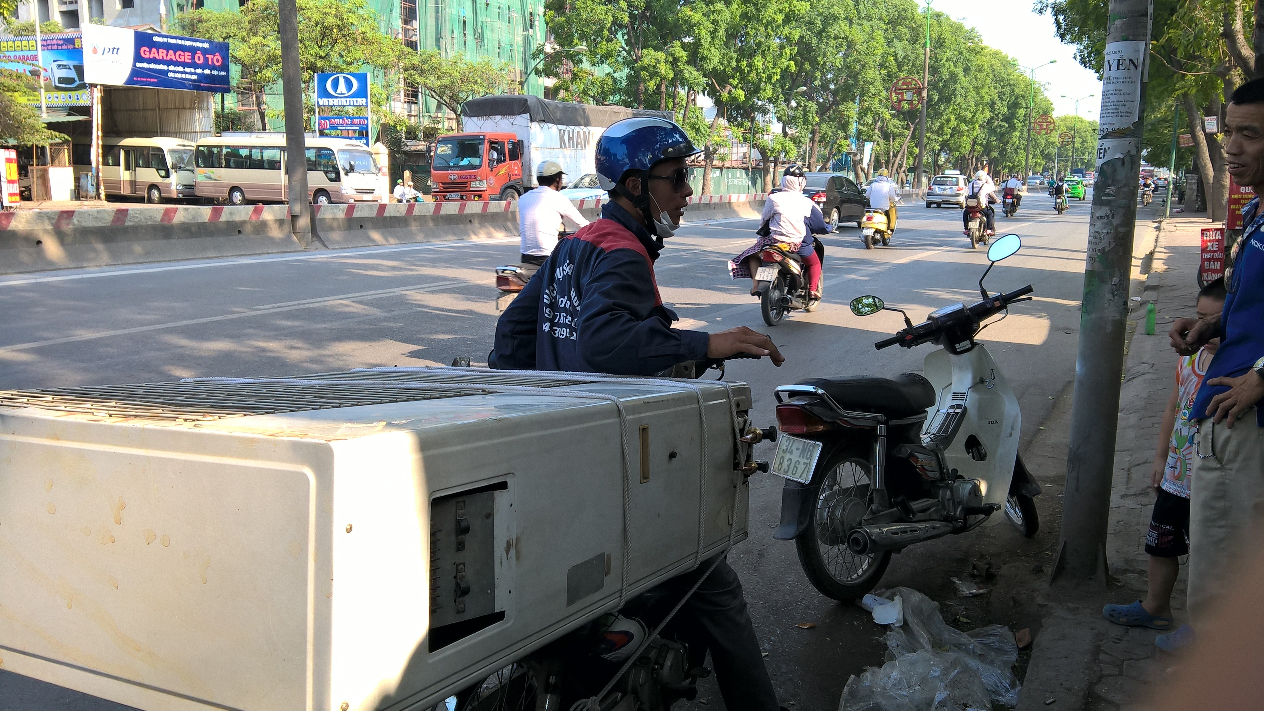 Thợ sửa điều hòa “hốt bạc” ngày nắng nóng - 5 Sửa xong, các thợ lại phải chở những máy lạnh trả khách hàng, công việc khá vất vả và nặng nhọc