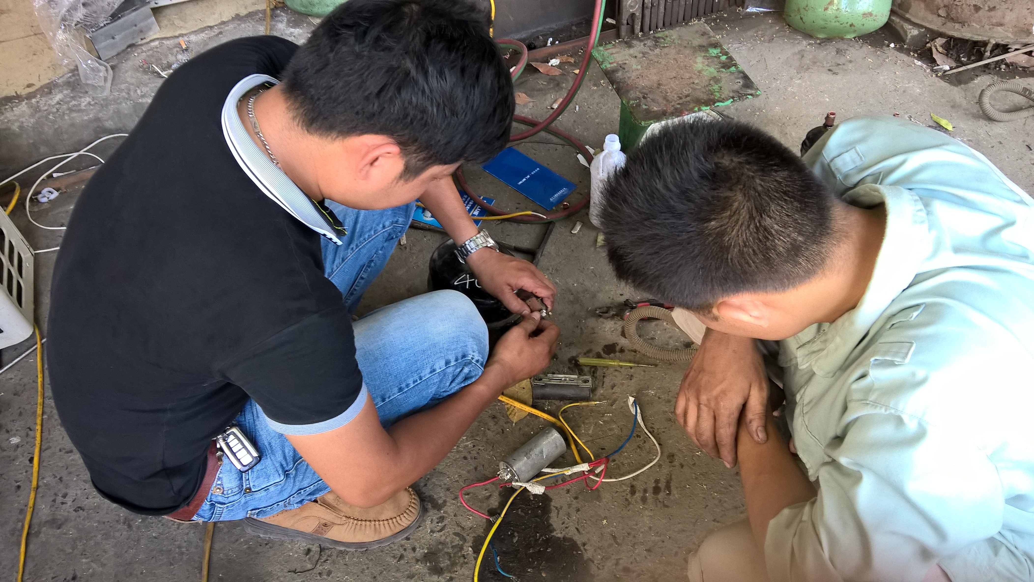 Thợ sửa điều hòa “hốt bạc” ngày nắng nóng - 4 Điều hòa hỏng hóc ngày nắng nóng khiến cánh sửa chữa kiếm bộn tiền