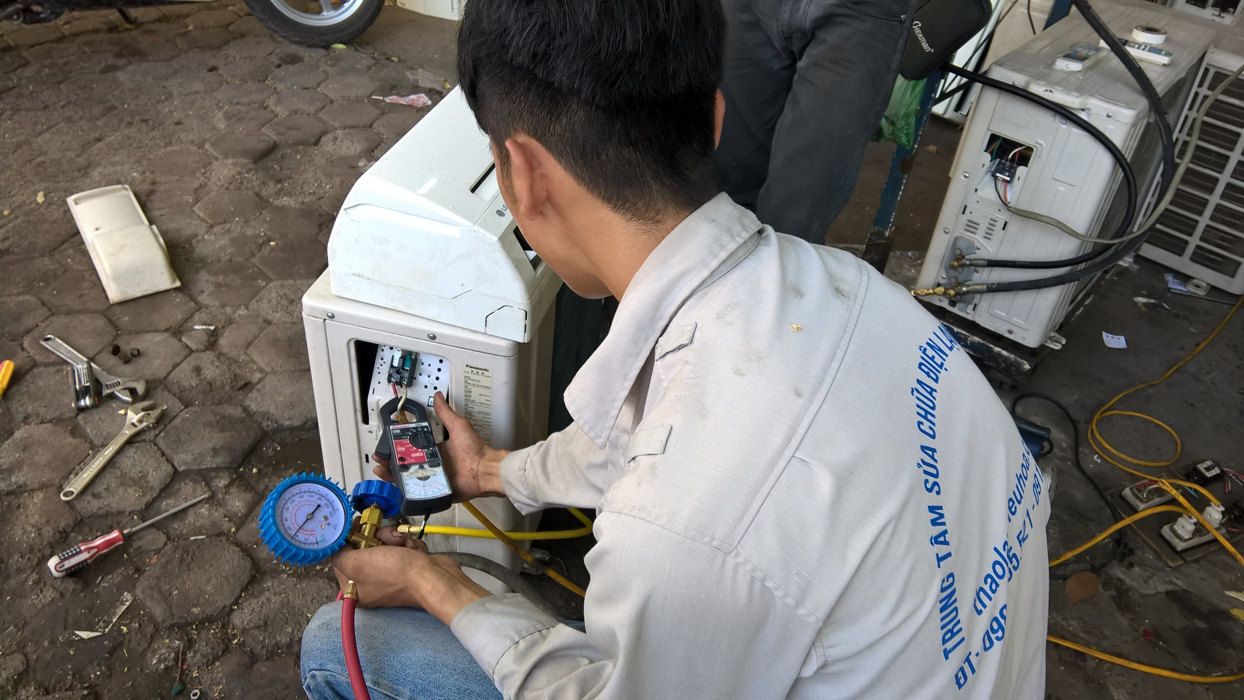 Thợ sửa điều hòa “hốt bạc” ngày nắng nóng - 3 Điều hòa hỏng hóc ngày nắng nóng khiến cánh sửa chữa kiếm bộn tiền