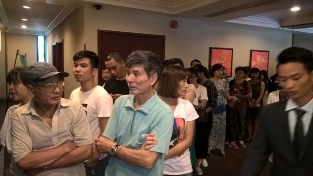 Hàng nghìn người đổ xô săn hàng hiệu siêu giảm giá