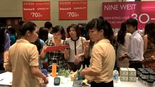 Các mặt hàng đều có giá từ vài triệu đồng trở lên đã thu hút các  tín đồ shopping.