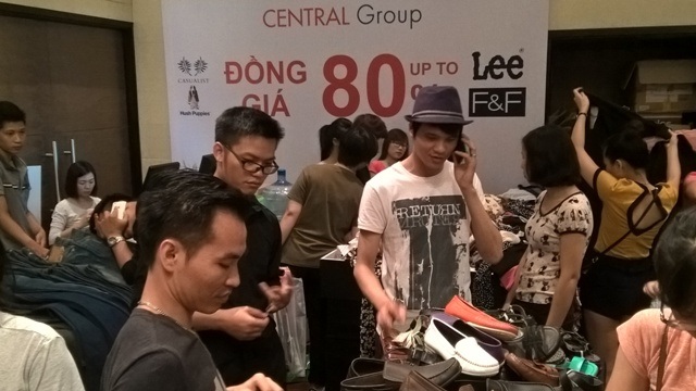 Hàng nghìn người đổ xô săn hàng hiệu siêu giảm giá
