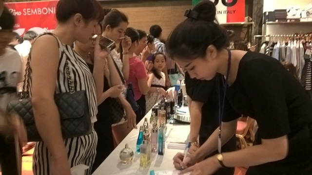 Mỹ phẩm, nước hoa là mặt hàng bán chạy và được bày bán nhiều nhất tại các gian hàng.