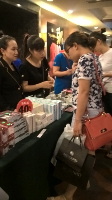 Mỹ phẩm, nước hoa là mặt hàng bán chạy và được bày bán nhiều nhất tại các gian hàng.