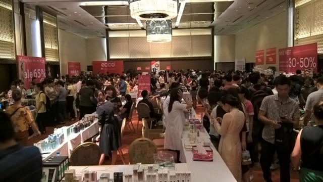 Hàng nghìn người đổ xô săn hàng hiệu siêu giảm giá