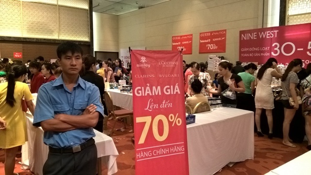 Hàng nghìn người đổ xô săn hàng hiệu siêu giảm giá