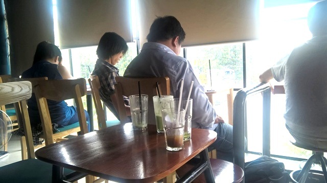 Các quán cà phê máy lạnh chật ních khách, cơ hội cho các chủ quán gia tăng lợi nhuận