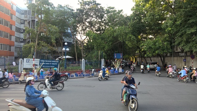 Không có mưa, nhưng các quán mía đá mọc như nấm trên các tuyến phố