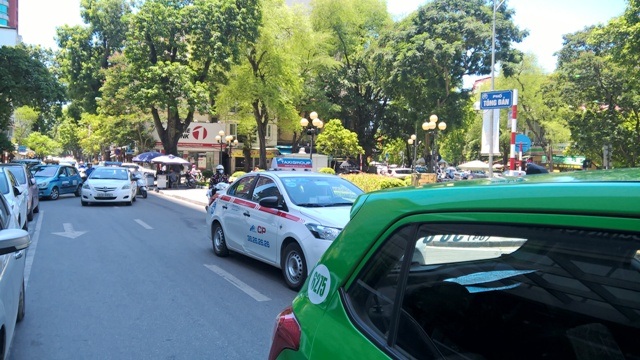 Cánh taxi hãng, taxi dù cũng tận hưởng cơ hội vàng để kinh doanh