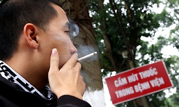 Bộ Công thương cấm nhân viên hút thuốc lá lậu: “Chẳng lẽ lục túi để kiểm tra”? - 1 Bộ Công thương cấm nhân viên hút thuốc lá lậu: “Chẳng lẽ lục túi để kiểm tra”?
