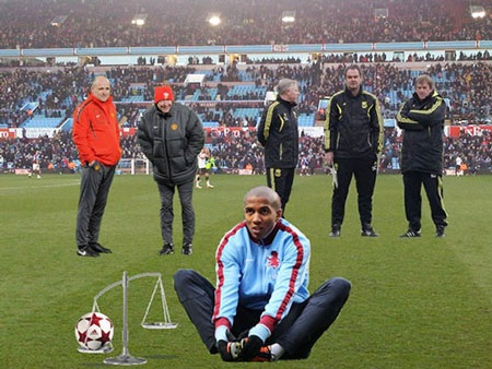 Biếm họa về tân binh Ashley Young của MU - 8