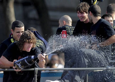 Cầu thủ Barcelona trong men say chiến thắng tại quê nhà - 2 Cầu thủ Barcelona trong men say chiến thắng tại quê nhà - 2