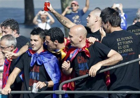 Cầu thủ Barcelona trong men say chiến thắng tại quê nhà - 4 Cầu thủ Barcelona trong men say chiến thắng tại quê nhà - 4