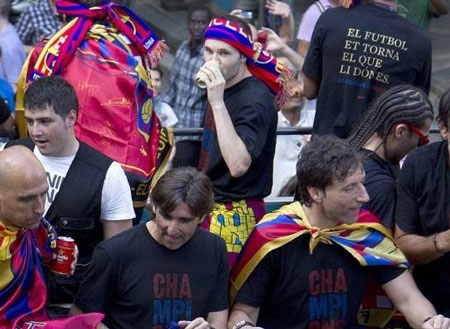 Cầu thủ Barcelona trong men say chiến thắng tại quê nhà - 8 Cầu thủ Barcelona trong men say chiến thắng tại quê nhà - 8