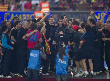 Cầu thủ Barcelona trong men say chiến thắng tại quê nhà - 11 Cầu thủ Barcelona trong men say chiến thắng tại quê nhà - 11