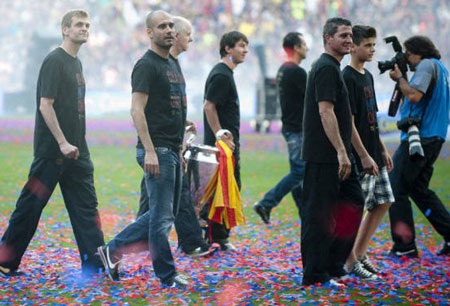 Cầu thủ Barcelona trong men say chiến thắng tại quê nhà - 12 Cầu thủ Barcelona trong men say chiến thắng tại quê nhà - 12