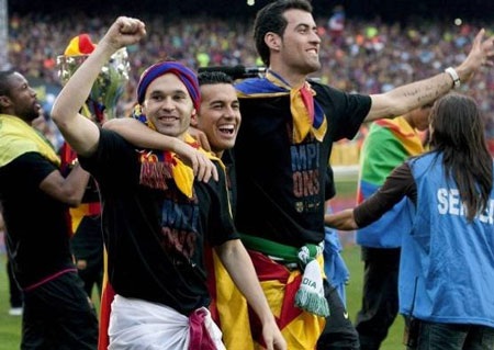 Cầu thủ Barcelona trong men say chiến thắng tại quê nhà - 16 Cầu thủ Barcelona trong men say chiến thắng tại quê nhà - 16