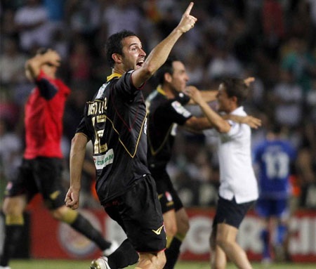 Niềm vui vô bờ bến của tân binh Liga trong ngày lên hạng - 10